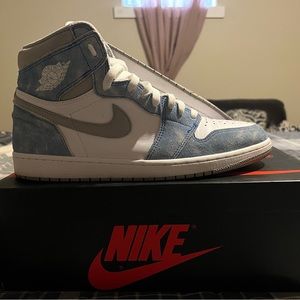 Jordan 1 Hyper Royal size 13 asking 100 minor creasing. no heal drag.